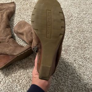 NWOT Kenneth Cole Reaction— Kiss & Tell wedge boot
Tan Suede (Size 6M)
